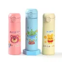 GELAS PLASTIK QUANMING MOTIF BERUANG STROBERI DENGAN TUTUP POP UP BX80